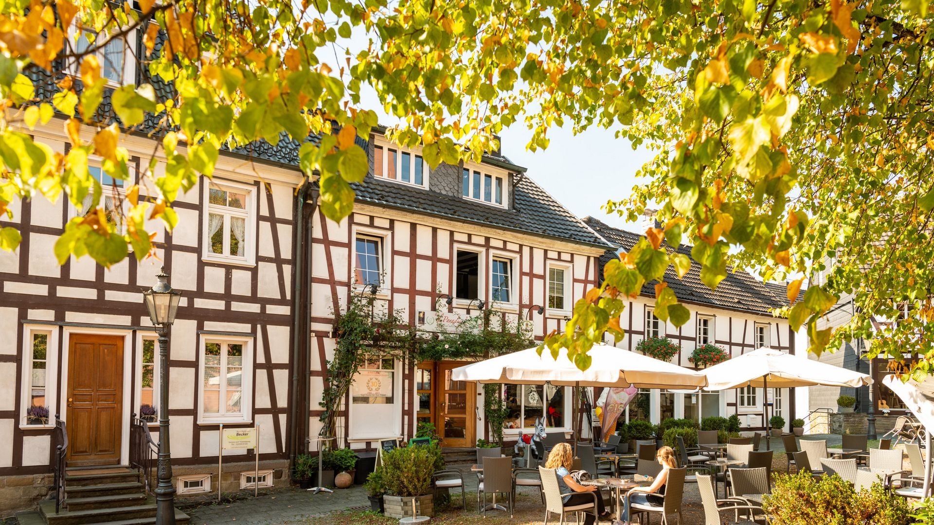 Marktplatz Much mit Fachewrekhäusern und Straßencafé