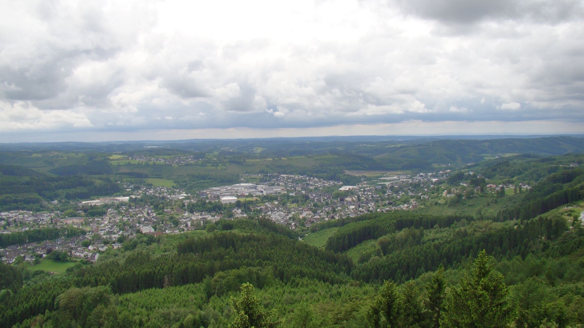 Aussicht vom Aussichtsturm in Bergneustadt über die grünen Hügel und Ortschaften des Bergischen Landes