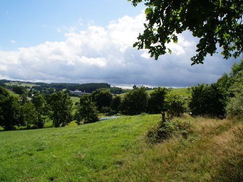 Panoramablick auf Wiesen und Wälder