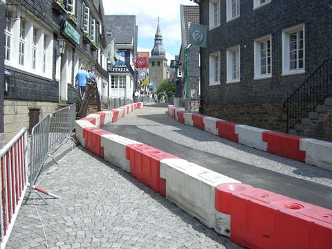 Rot-Weiße Leitplanken in Gassen Hückeswagens