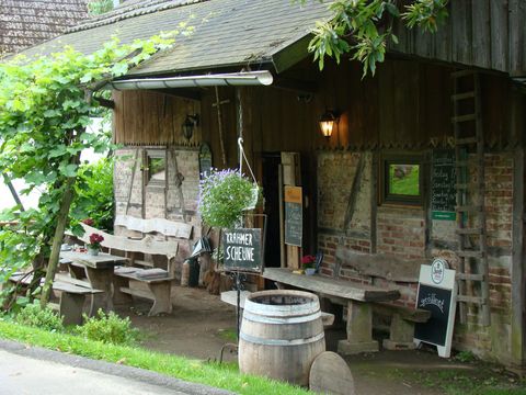 Kleine Privatbrauerei in einer Scheune mit Holzbänken davor