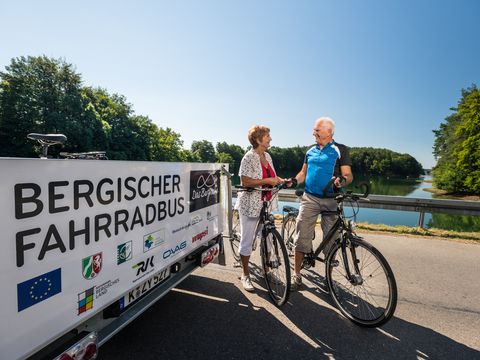 Bergischer Fahrradbus und zwei Fahrradfahrer