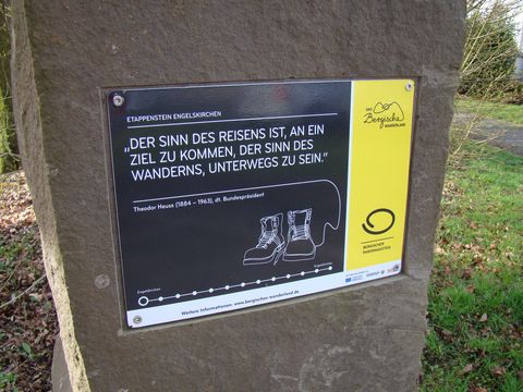 Hinweisschild auf einem Grauwackestein