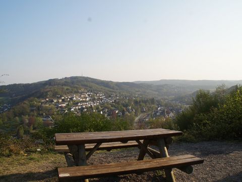 Vor einer weitern Aussicht über das Aggertal stehen ein Tisch und zwei Bänke für ein Picknick bereit.