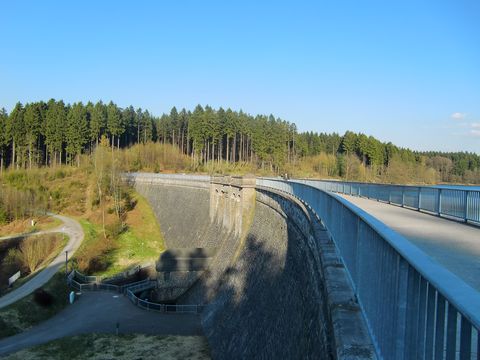 Brücke über Staumauer der Bruchertalsperre