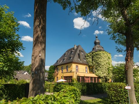 Das gelbe Gebäude der Burg Zweifel