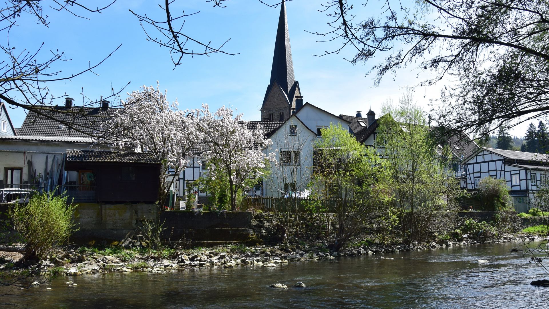 Blick auf das Ortszentrum von Ründeroth auf der anderes Seite eines Flusses