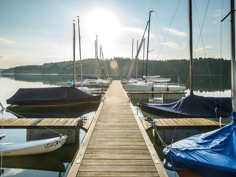 Bootssteig mit ein paar kleinen Booten an der Seite