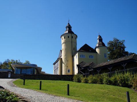 Das gelbe Schloss Homburg vor blauem Himmel
