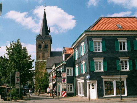 Im Vordergrund die Stadtbücherei von Burscheid, und dahinter die Kirche