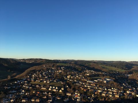 Aussicht vom Aussichtsturm über Morsbach mit vieln Häusern und grünen Wäldern bei blauem Himmel