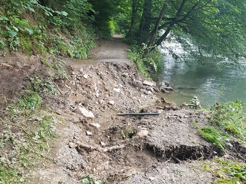 Beschädigter Uferweg am Höhlenweg