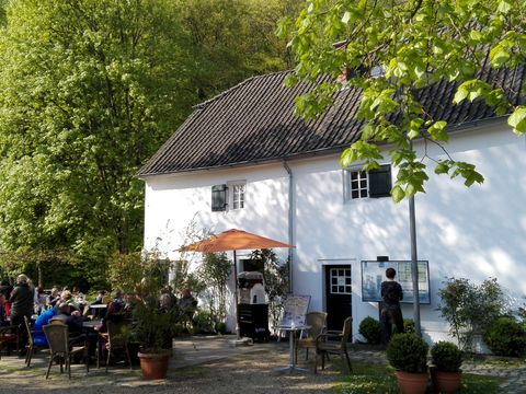 Café Alte Dombach, ein uriges Café in einem weißen Haus mitten im Wald