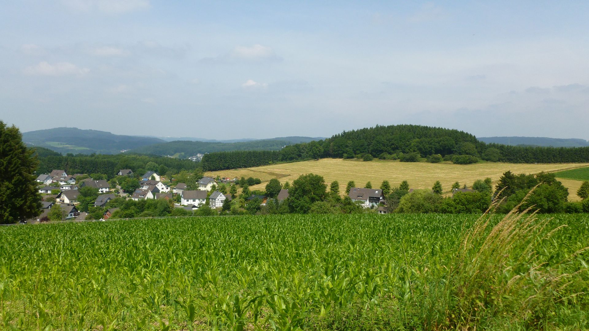 Weite Sich über Getreidefelder, Wälder, Häuser und die grünen Hügel des Bergischen Landes