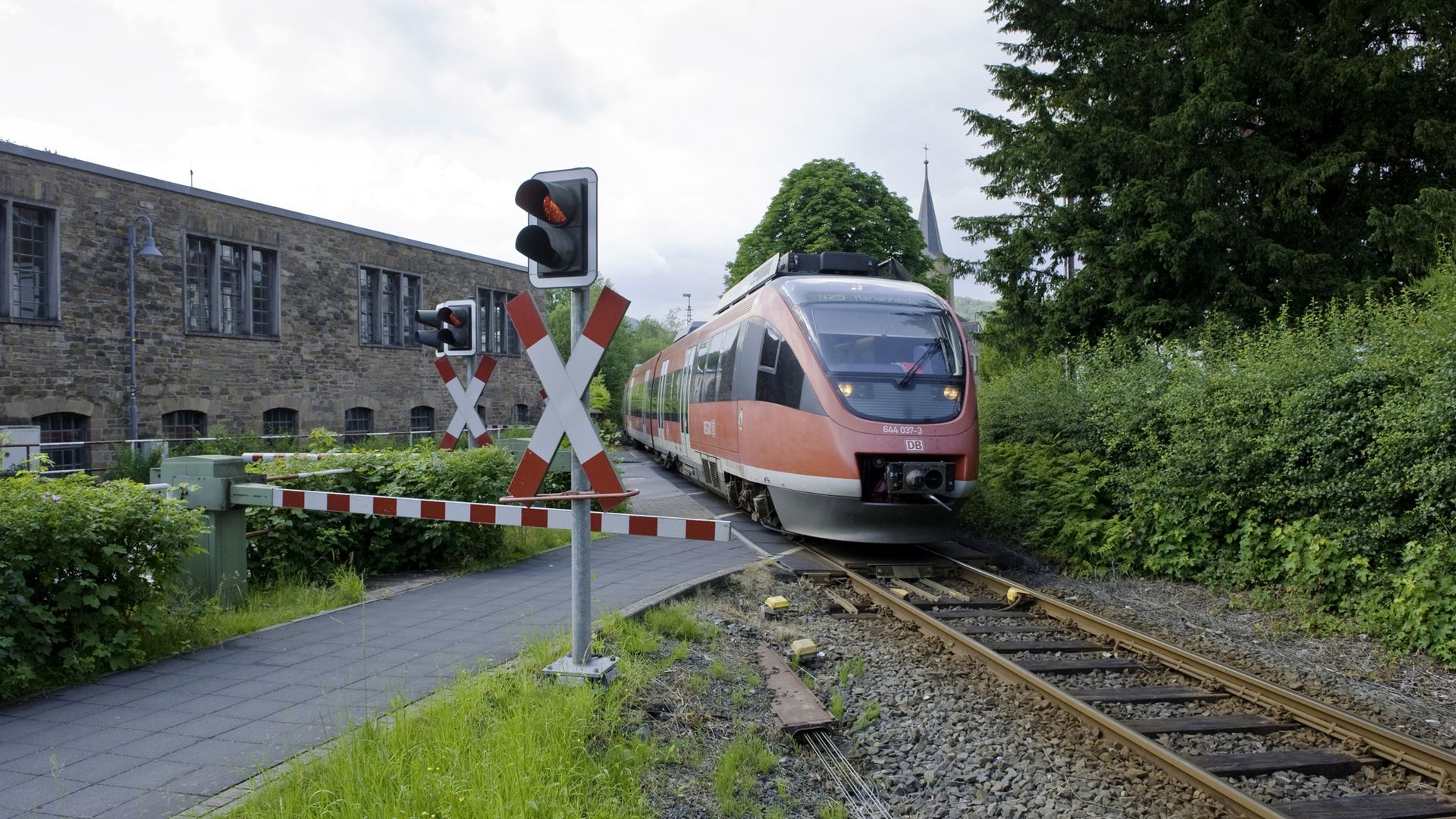 Regionalbahn der Deutschen Bahn fährt über den Bahnübergang in Engelskirchen