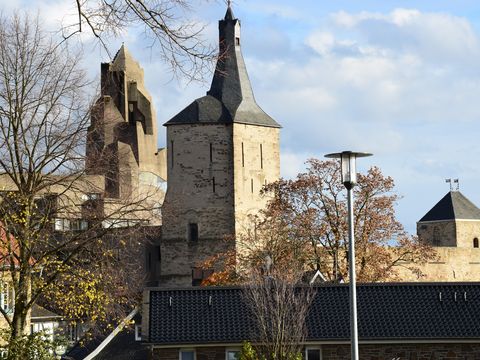 Von etwas weiter weg sieht man die braunen Türme des Rathauses in Bensberg.