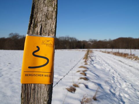 Wegmarkierung auf der Wanderung im Schnee