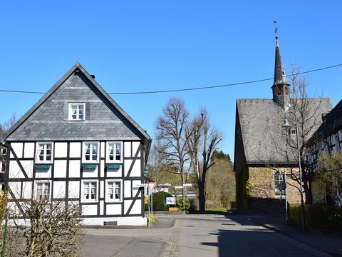 Ein Fachwerkhaus und eine kleine Kapelle