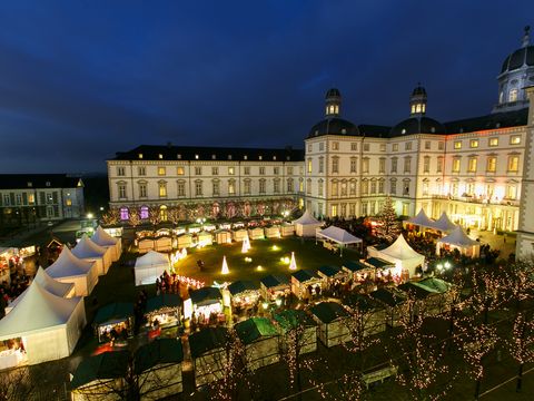 Blick von oben auf den Weihnachtsmarkt am Schloss Bensberg in der Dämmerung