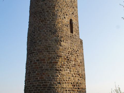 Das Foto zeigt den Haldyturm, einen Aussichtsturm in Ründeroth, vor blauem Himmel. 